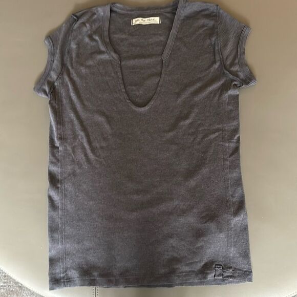 We The Free People Women’s Short Sleeve V Neck T Shirt. Gray Size Small. - Picture 1 of 7